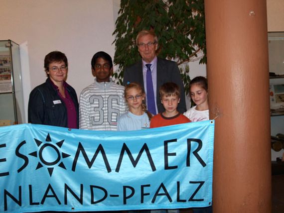 Beim Abschlussfest des Lesesommers wurden die „Lesekönige“ geehrt (v.l.) Klaudia Zude, Leiterin der Stadtbücherei, die Lesekönige Piranavan Mahathevan Hanna Jung, Konstantin Odelga und Selina Hild sowie Stadtbürgermeister Klaus Mies. Nicht im Bild die „Lesekönige“ der Altersgruppe 11-12 Jahre Yannick Wagner und Veronika Merz.