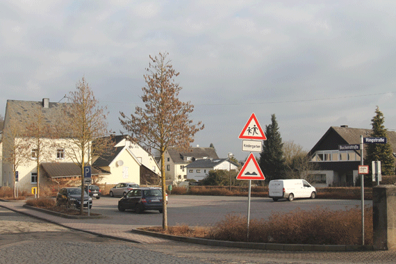 Auf dem Parkplatz in der Ortsmitte von Montabaur-Horressen wird ein Pavillondorf als Ausweichquartier für die Kita St. Johannes der Täufer errichtet. Der Parkplatz wird deshalb für rund zwei Jahre gesperrt. Auf dem Parkplatz in der Ortsmitte von Montabaur-Horressen wird ein Pavillondorf als Ausweichquartier für die Kita St. Johannes der Täufer errichtet. Der Parkplatz wird deshalb für rund zwei Jahre gesperrt.