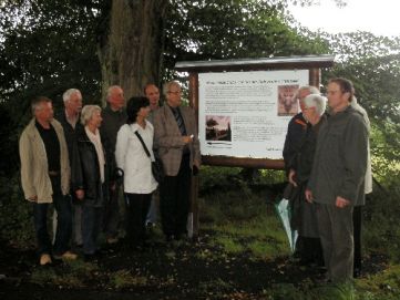 Hinweisschild der Kurtrierischen Chaussee mit Mitgliedern der städtischen Gremien Hinweisschild der Kurtrierischen Chaussee mit Mitgliedern der städtischen Gremien
