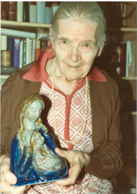 Frau Nels mit einer Ihrer Marien-Figuren, die sie aus Wachs formte (Quelle: Roswitha Morschheuser) Frau Nels mit einer Ihrer Marien-Figuren, die sie aus Wachs formte (Quelle: Roswitha Morschheuser)