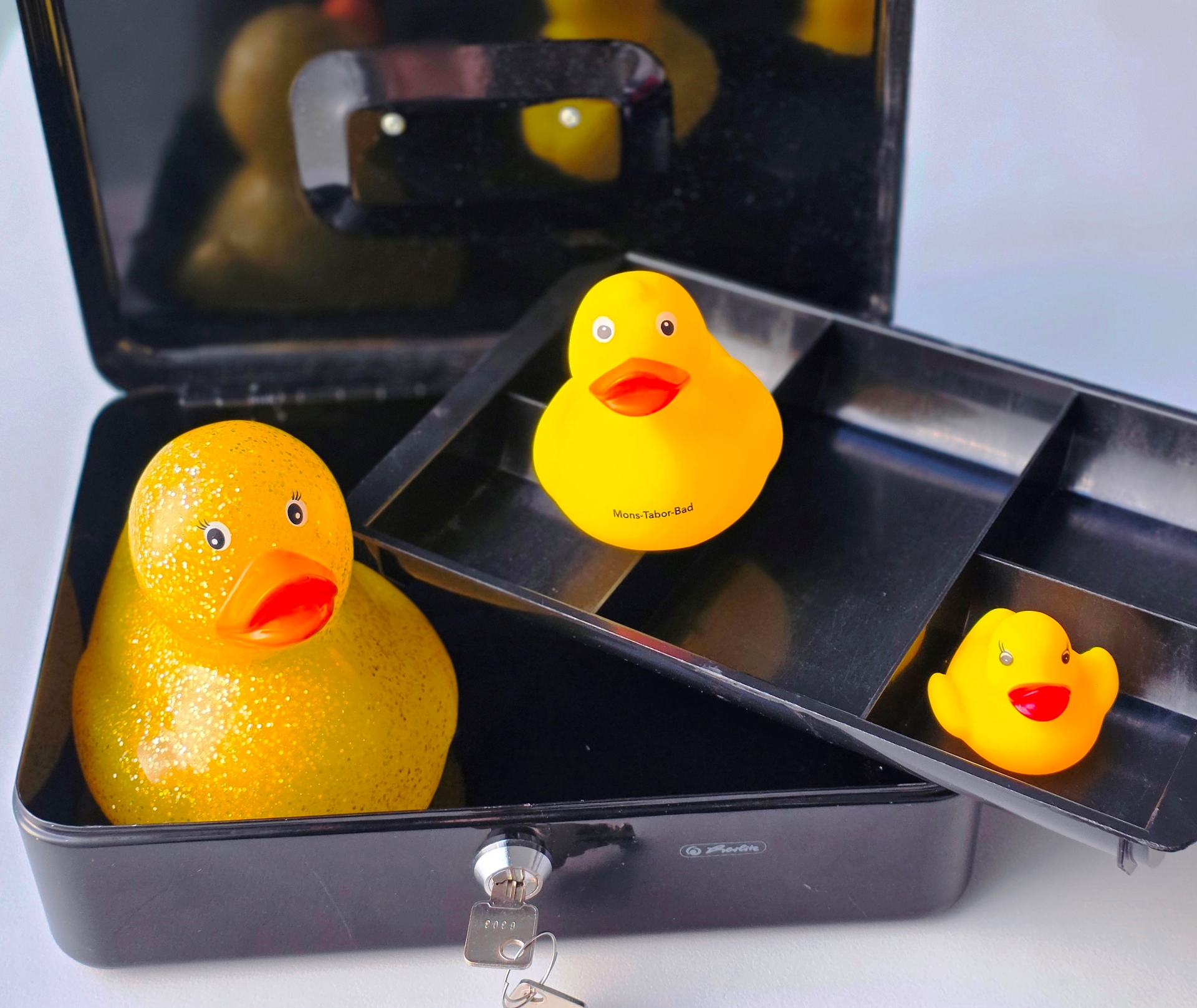 Drei Badeenten als Symbol für das Schwimmbad.