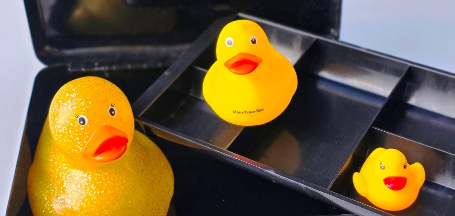 Drei Badeenten als Symbol für das Schwimmbad.