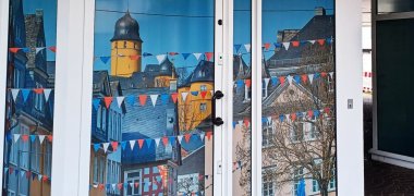 Die Außengestaltung des neuen Stadtbüros mit Fotomotiven von Olaf Nitz ist ein echter Blickfang.