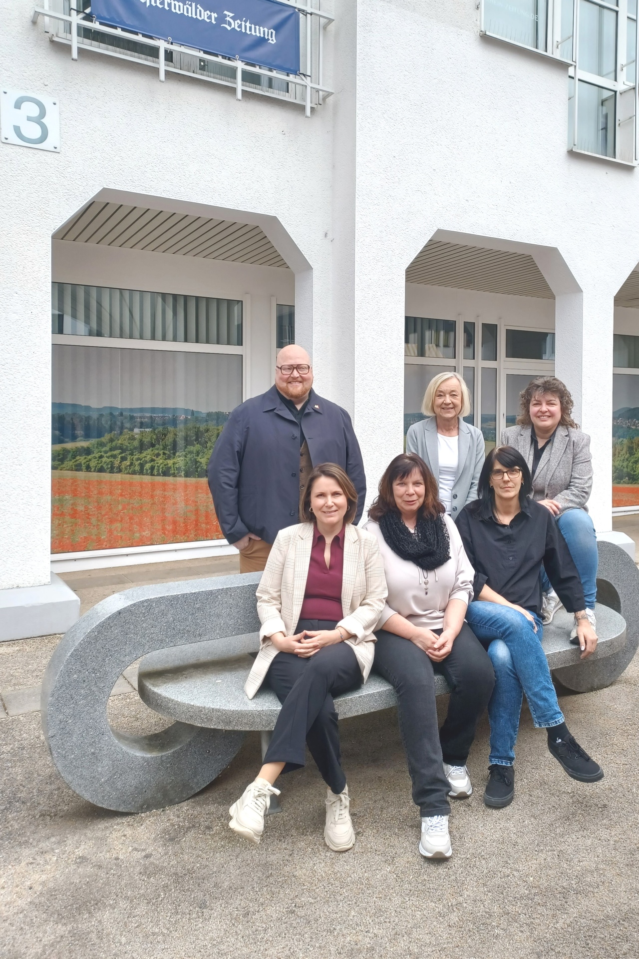 Stadtbürgermeisterin Melanie Leicher (hinten rechts) mit ihrem Team vor dem neuen Stadtbüro am Konrad-Adenauer-Platz in Montabaur.