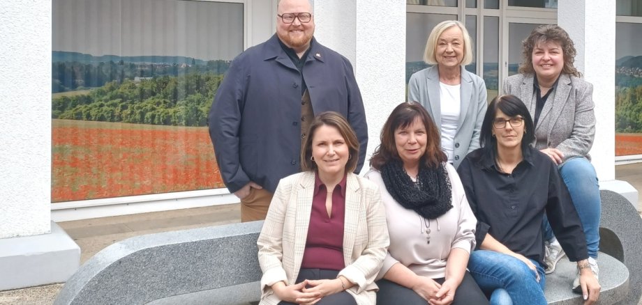 Stadtbürgermeisterin Melanie Leicher (hinten rechts) mit ihrem Team vor dem neuen Stadtbüro am Konrad-Adenauer-Platz in Montabaur.