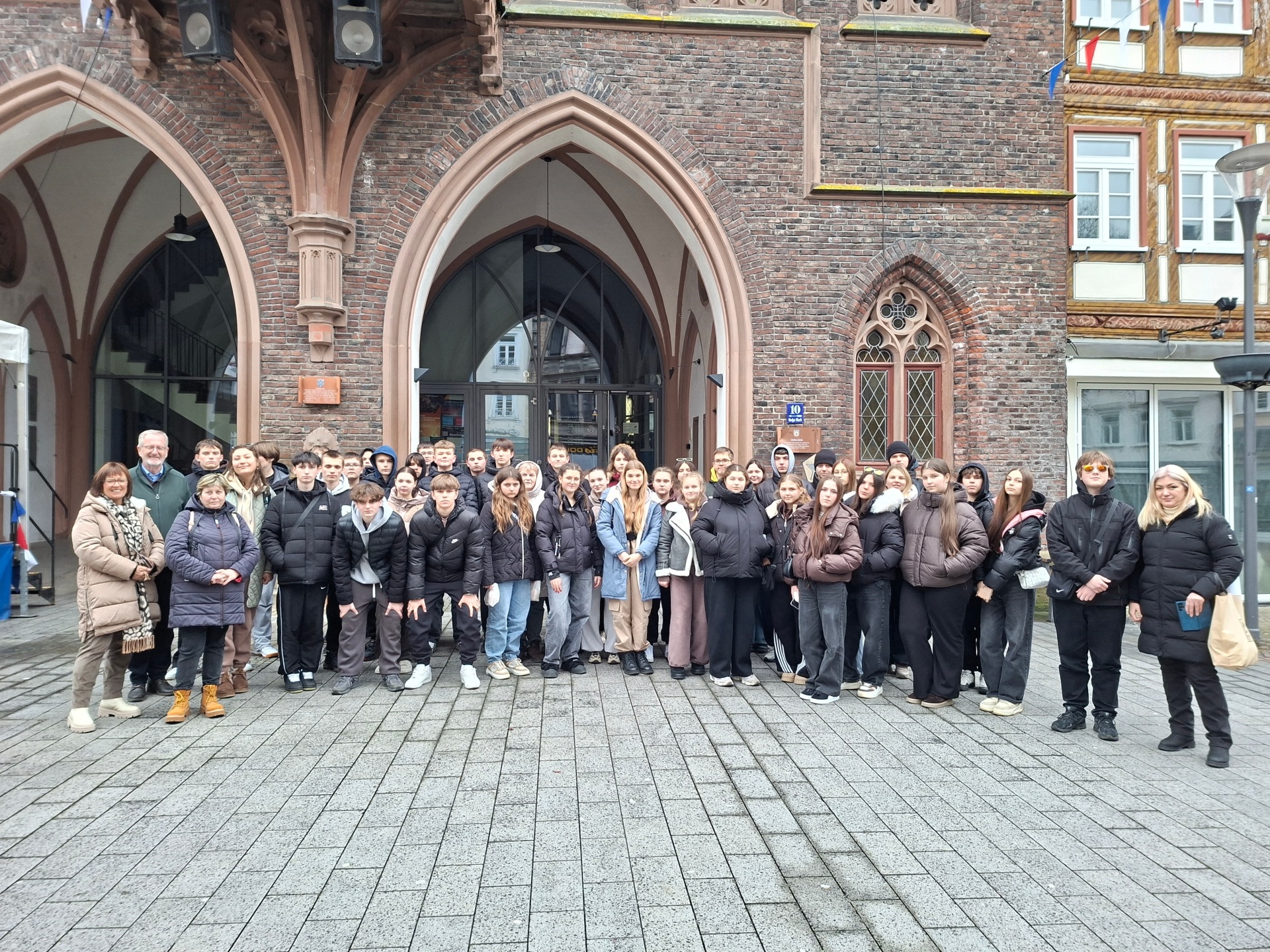 Gruppe Jugendlicher aus Trostyanets vor dem Rathaus in Montabaur