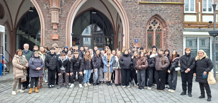 Gruppe Jugendlicher aus Trostyanets vor dem Rathaus in Montabaur
