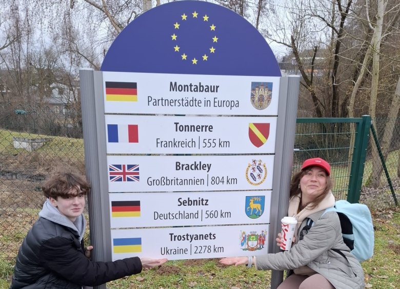 Jugendlicher vor einem Partnerstädte Schild von Montabaur