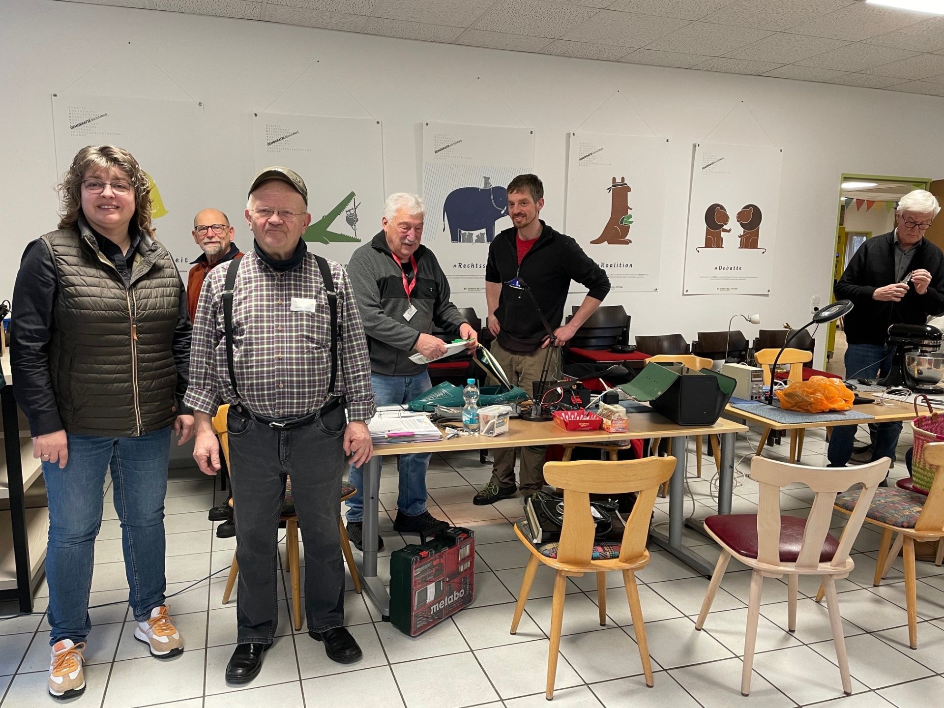 Die Stadtbürgermeisterin Melanie leicher beim Besuch der Tchnik Werkstatt.