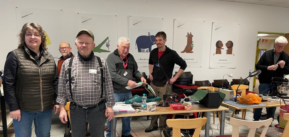 Die Stadtbürgermeisterin Melanie leicher beim Besuch der Tchnik Werkstatt.