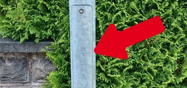 Klappe an einem Laternenmast