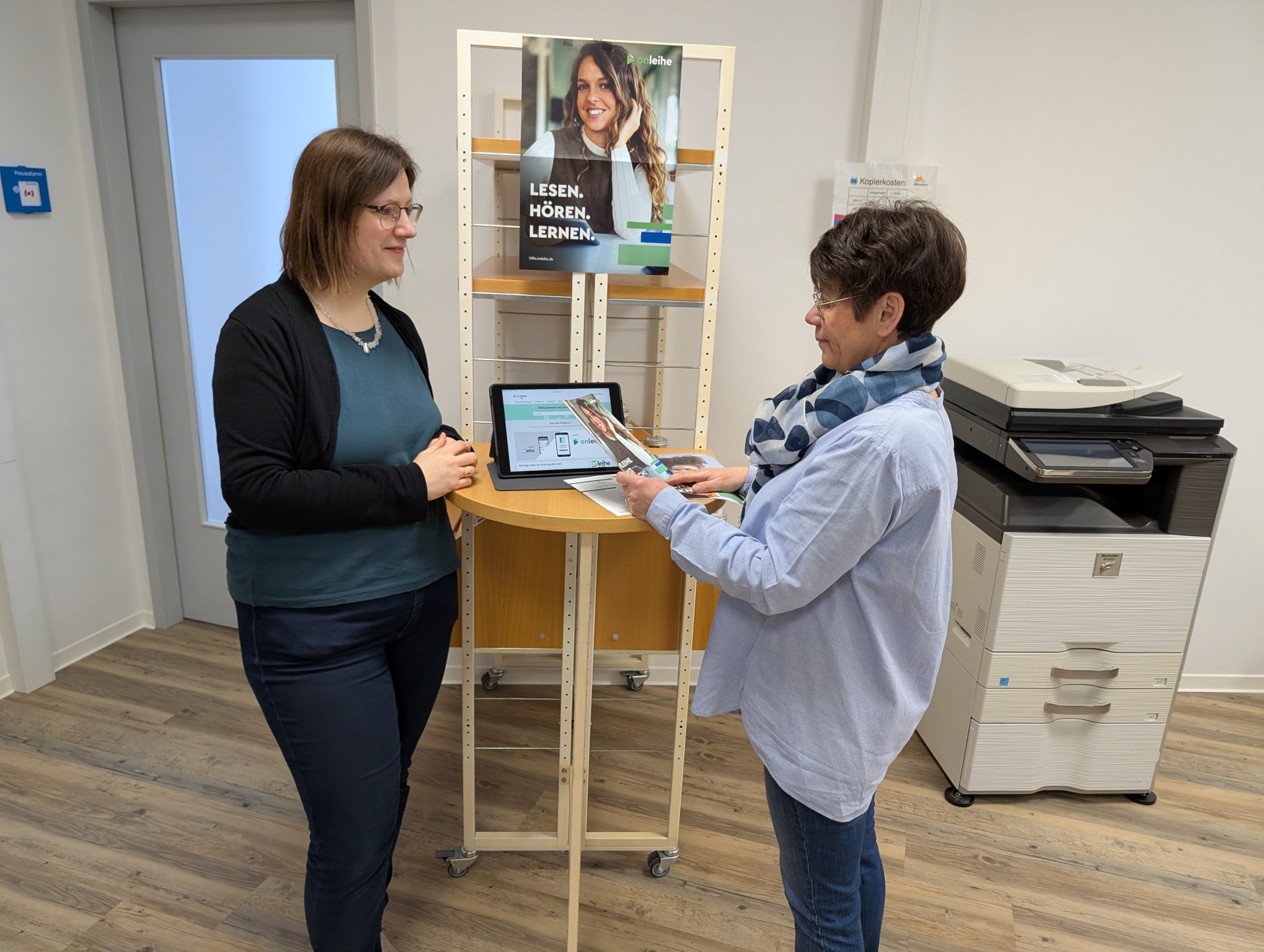 Das Team der Stadtbibliothek Montabaur – hier Carina Senko (l.) und Diane Müller Lopez - berät die Leserinnen und Leser gerne, wie der digitale Umzug zur neue Onleihe funktioniert. 