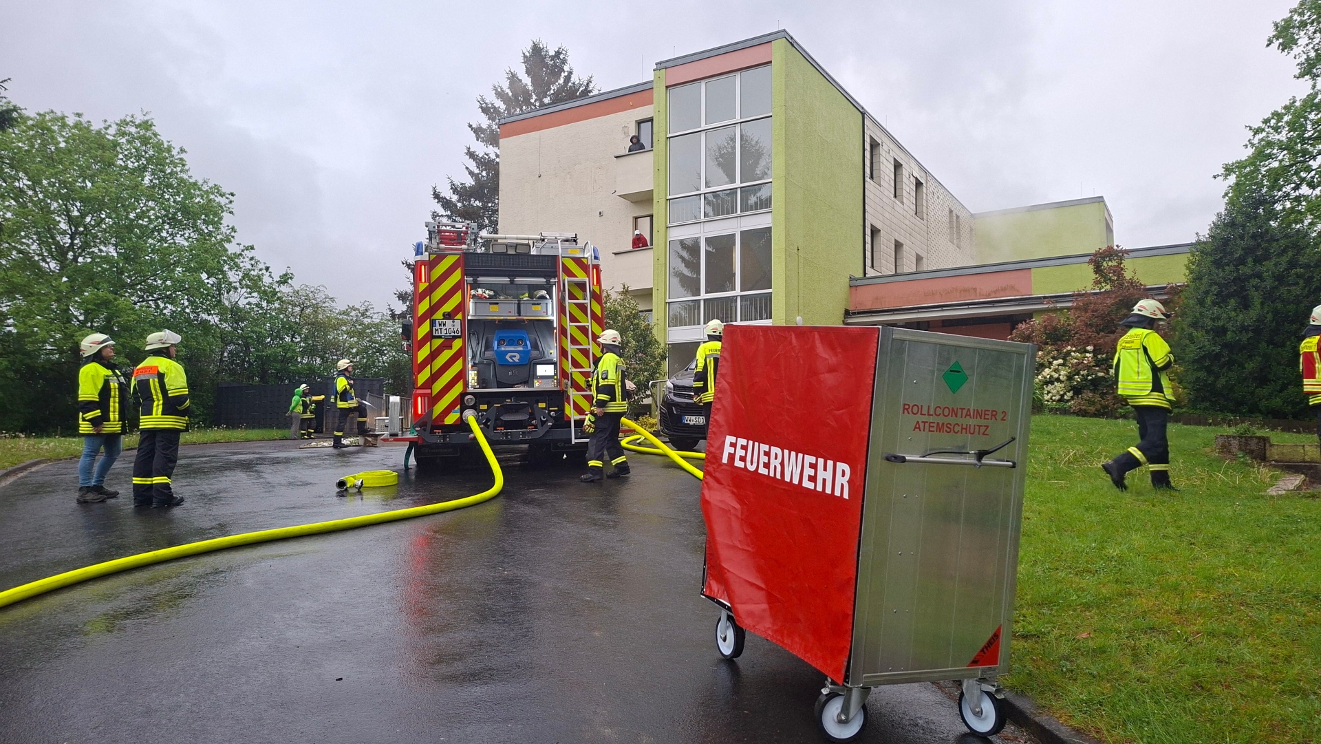 Feuerwehr vor dem Haus Roßberg.