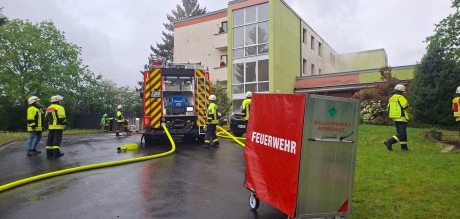 Feuerwehr vor dem Haus Roßberg.
