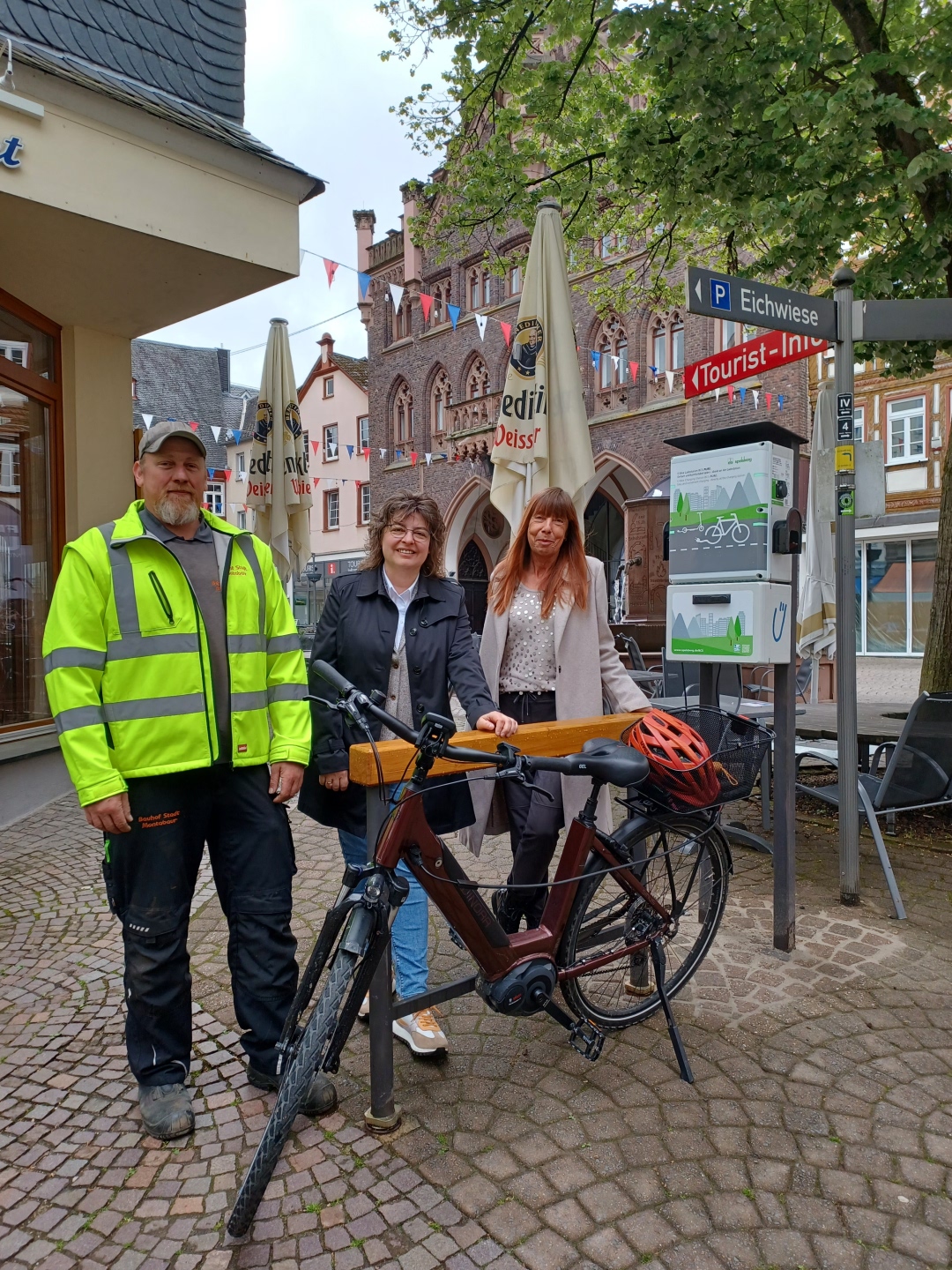 Christian Daum vom Bauhof, Stadtbürgermeisterin Melanie Leicher und Karin Maas, die Leiterin der Tourist-Information.