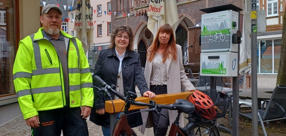 Christian Daum vom Bauhof, Stadtbürgermeisterin Melanie Leicher und Karin Maas, die Leiterin der Tourist-Information.