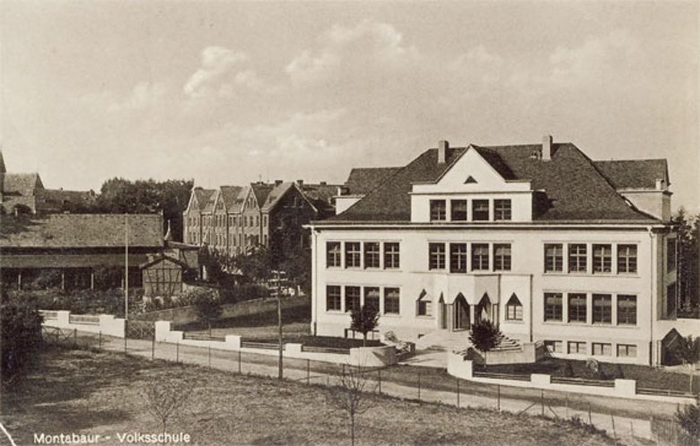  Die Joseph-Kehrein-Schule auf einem Foto von 1930. Im Hintergrund links das Lehrerseminar