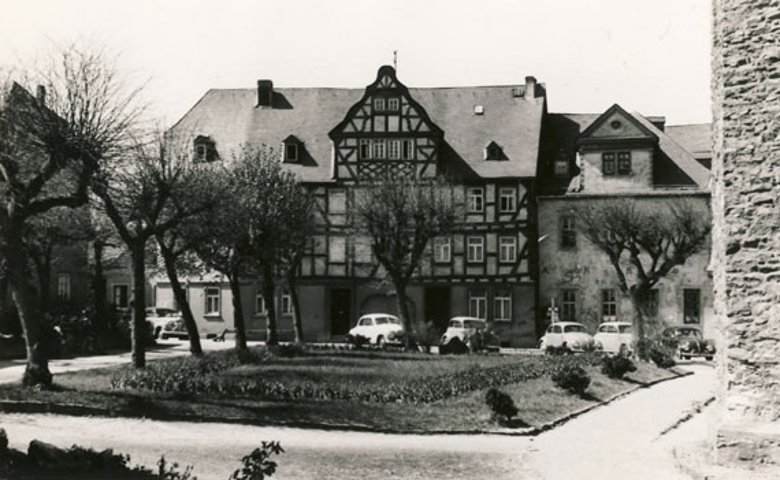 Die Aufnahme zeigt den Fachwerkbau der Mädchenschule aus der der Zeit um 1955. 