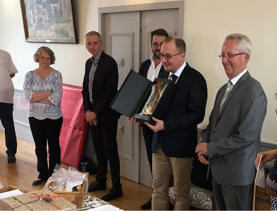 Gerd Frink (r.), der Erste Beigeordnete der Stadt Montabaur, überreichte beim Partnerschaftsjubiläum eine Westerwälder Skulptur an den Cedric Clech, den Bürgermeister von Tonnerre. Gemeinsam mit Honorarkonsul Bernhard Schaupp (3. v. r.) feierten die Partnerschaftsvereine unter Bernhard Gressmann (2. v. l) und Danielle Ferrari (l) ein Wochenende lang in Tonnerre das Jubiläum der Partnerschaft. (Bild: Stadt Montabaur / Thomas Seel)