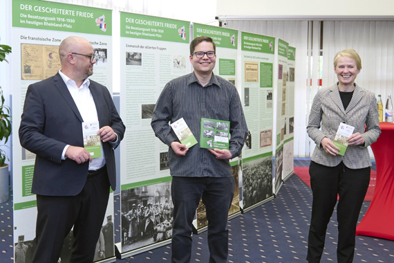 (von links) Eröffneten die Wanderausstellung „Der gescheiterte Friede“: Torsten Stein, stellvertretender Filialleiter der Sparkasse Westerwald-Sieg Montabaur, Stadtarchivar Dennis Röhrig und Stadtbürgermeisterin Gabi Wieland. (Foto: Stadt Montabaur)