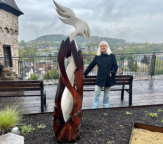 Die Künstlerin Simone Carole Levy mit ihrer Skulptur „Erneuerung“ auf dem Karoline-Kahn-Platz in Montabaur. (Foto: VG Montabaur)