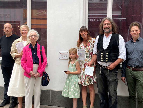 Am Kleinen Markt traf sich die Projektgruppe, um den neuen „Erlebnis-Rundgang Fachwerk“ für die Öffentlichkeit freizugeben. Mit dabei waren (v.l.) Bernd Schrupp, Stadtbürgermeisterin Gabi Wieland, Ingeborg Schewior, Nora Weber, Karin Maas, Thomas Becker, Florian Weber (Bild: Stadt Montabaur)