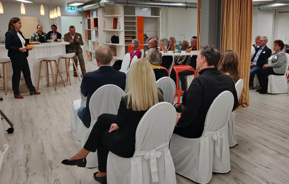 Besucher bei der Eröffnungsfeier