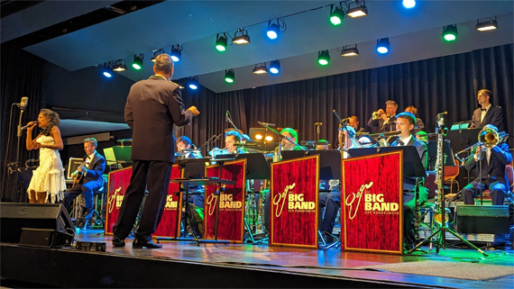 Das Bild zeigt eine Gruppe von Jazzmusiken auf einer Bühne