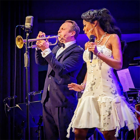 Das Bild zeigt zwei Jazzmusiker auf einer Bühne