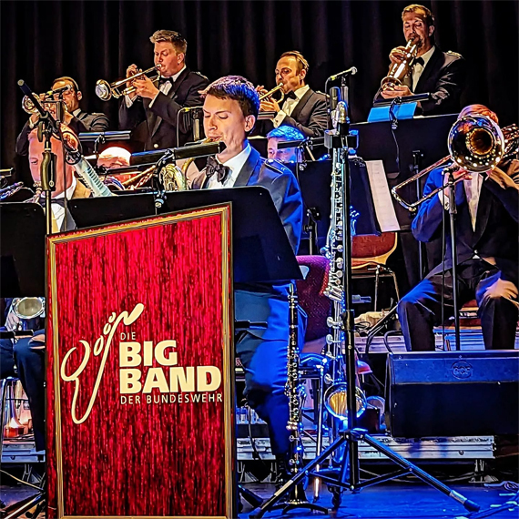 Das Bild zeigt eine Band beim Auftritt