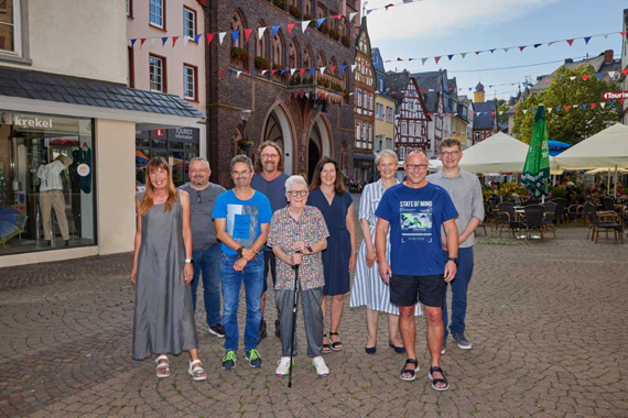 Außenaufnahme einer Gruppe Erwachsener in der Altstadt