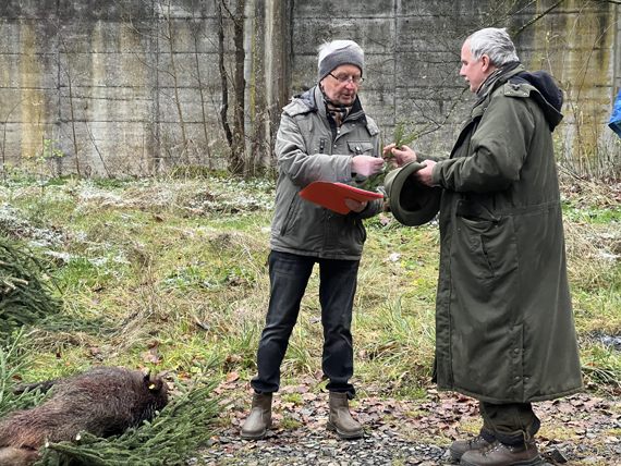 Das Bild zeigt den Ersten Stadtbeigeordneten Gerd Frink (links) mit dem Schützen Andreas Hutter beim Überreichen des Erlegerbruchs. (Bild: Stadt Montabaur / Andreas Leidig)