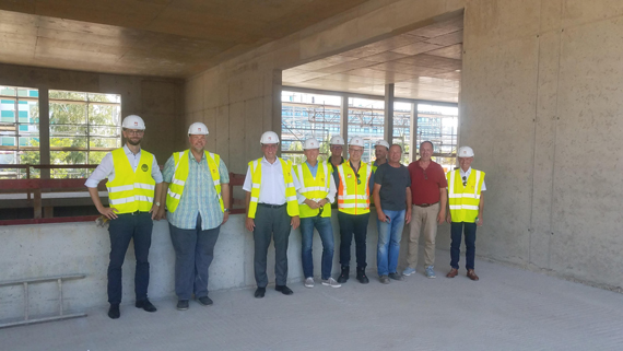 Wie könnte in neues Schwimmbad in Montabaur aussehen? Anregungen holte sich die neu gegründete Lenkungsgruppe bei einer Exkursion zur Baustelle für das neue Hallenbad in Koblenz. (Bild: VG Montabaur)