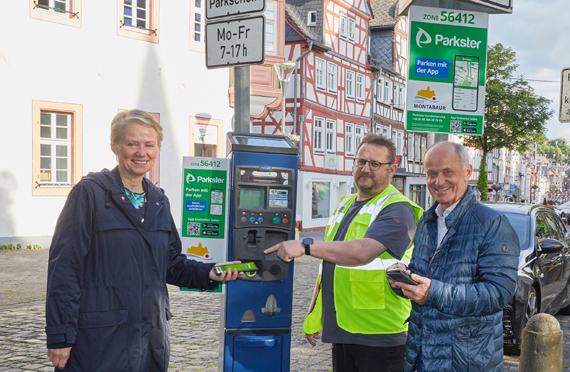 Sven Müller (Mitte) vom städtischen Bauhof betreut das Parkster-System im Stadtgebiet. Bei der Inbetriebnahme zeigte er Stadtbürgermeisterin Gabi Wieland und Citymanager Josef Schüller, wie es funktioniert. (Bild: Stadt Montabaur /Olaf Nitz)