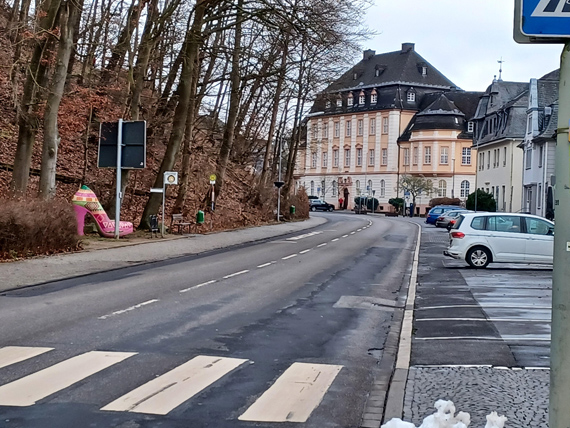 Die Bahnhofstraße in Montabaur wird von Grund auf saniert und neu gestaltet. Sie muss deshalb vom Kreisel Eschelbacher Straße / Alleestraße bis zur Wallstraße gesperrt werden. Die Arbeiten beginnen am 31. Januar 2022. (Bild: Stadt Montabaur)
