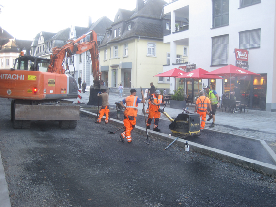 Das Bild zeigt Straßenarbeiter bei den Vorbereitungen zur Erneuerung des Straßenbelags