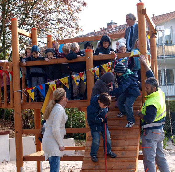 Ansturm auf die „Sandinsel“: Stadtbürgermeister Klaus Mies begleitete die Kindergartenkinder auf das neue Spielgerät. Die Kindergartenleiterin Andrea Fuß und Werner Pehl vom städtischen Bauhof sorgen für den reibungslosen Abstieg. 