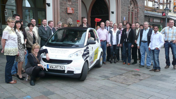 Der Bauhof der Stadt Montabaur hat neuerdings ein kleines, buntes Werbeauto. Bei der Übergabe vor dem alten Rathaus waren die Sponsoren dabei und Stadtbürgermeister Klaus Mies (rechts neben dem Auto 2.v.l) sowie Bauhofleiter Christoph Kuhl (im Auto)