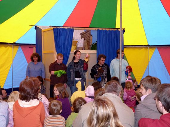 Die Mitarbeiter der Caritas Werkstätten Westerwald/ Rhein-Lahn spielten das Puppentheaterstück „Der Froschkönig“