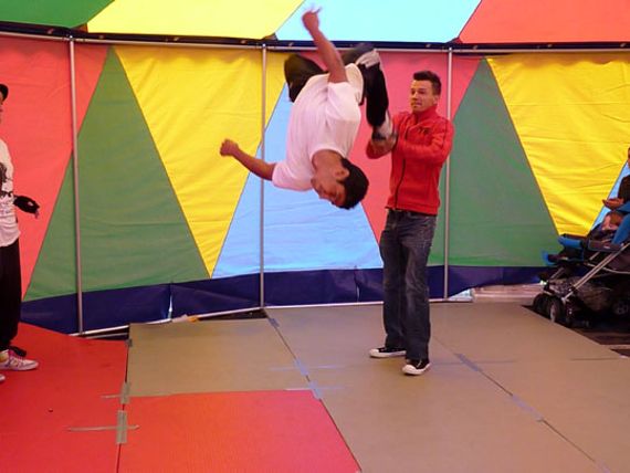 Die Break-Dancer vom Haus der Jugend zeigten ihre akrobatischen Tanzeinlagen. Die Break-Dancer vom Haus der Jugend zeigten ihre akrobatischen Tanzeinlagen.