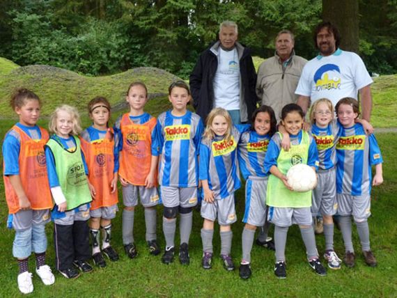 Die Fußballmädchen vom 1.FFC Montabaur vom Jahrgang 2001/2002 unter der Leitung von Alfred Müllers waren mit großem Eifer dabei, lieferten sich ein spannendes Spiel und freuten sich über die gewonnenen Preise, die ihnen der Vorsitzende des Bürgervereins Thomas Becker und weitere Mitglieder der Arbeitsgruppe Quendelberg Jürgen Jungmann und Rainer Weber überreichten. (Reihe oben: v.r.n.l.)