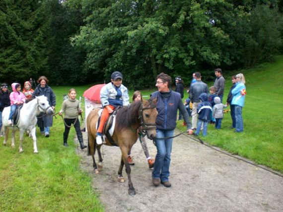 und die Ponys vom Rückerhof Welschneudorf drehten unermüdlich zur Freude der jungen Gäste ihre Runden. und die Ponys vom Rückerhof Welschneudorf drehten unermüdlich zur Freude der jungen Gäste ihre Runden.