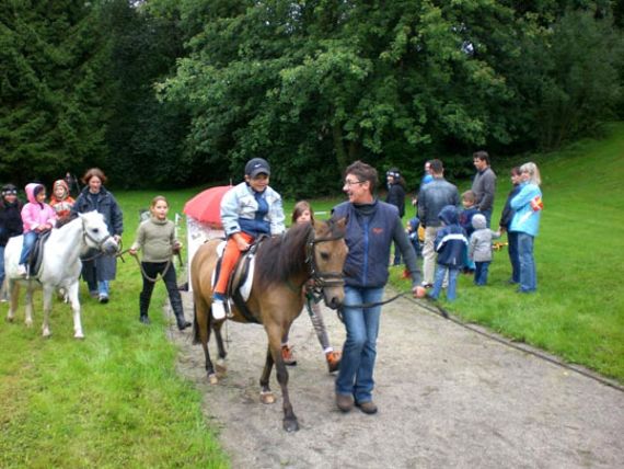 und die Ponys vom Rückerhof Welschneudorf drehten unermüdlich zur Freude der jungen Gäste ihre Runden.