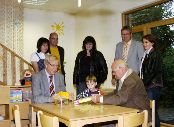 „Voll cool!“ findet der kleine Anthony Kausler (Bildmitte) nicht nur seine neue Kindertagesstätte St. Martin, sondern auch die Geschenke, die Stadtbürgermeister Klaus Mies (vorne links) und Detlef Dillmann vom Verwaltungsrat der Pfarrei St. Peter in Ketten den Kindern mitgebracht haben. Mit dabei waren (hinten von links): Leiterin Ulrike Floreth, Architekt Konstantin Hartenstein und seine Mitarbeiterin Ellen Schönberger sowie Guido Göbel und Petra Jonas, die die Baumaßnahme von Seiten der Verbandsgemeindeverwaltung leiten. (Foto: Klaus-Dieter Häring)