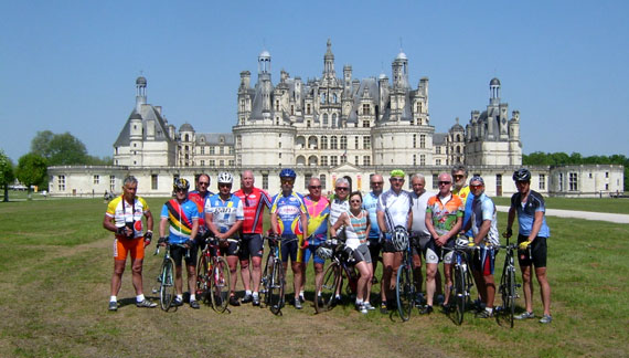 Auch 2008 waren Radsportler aus Montabaur und Tonnerre gemeinsam unterwegs - hier stellen sie sich vor dem weltbekannten Loire-Schloss Chambord dem Fotographen.
