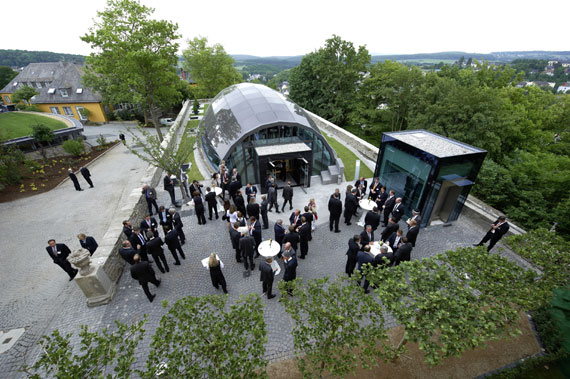 Gelungene Verbindung von Moderne und Tradition: Eine Ellipsoidenkuppel aus Glas prägt die äußere Erscheinung des Neubaus. 