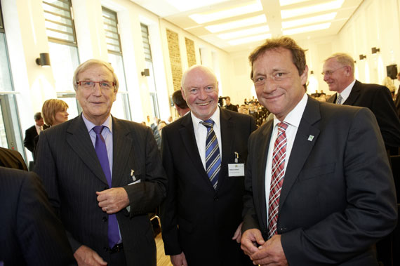 Begeisterte Gäste: v.l. Stadtbürgermeister Klaus Mies, Bürgermeister Edmund Schaaf und Landrat Achim Schwickert besuchten die feierliche Eröffnung auf Schloss Montabaur. 