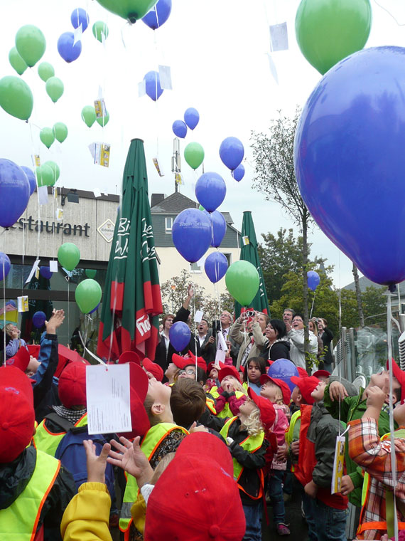 Eröffnung der Westerwälder-Gesundheitstage:  Von der Terrasse der Mons-Tabor-Halle werden die Luftballons von den Kindergartenkindern auf ihre Reise geschickt.