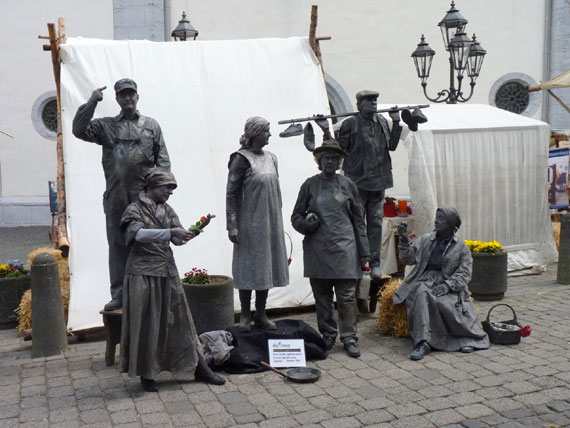 Die Schusterjungen des  Amateurtheaters „die Oase“ verweilten stundenlang fast regungslos bis ein Obolus der Zuschauer sie zum Leben erweckte
