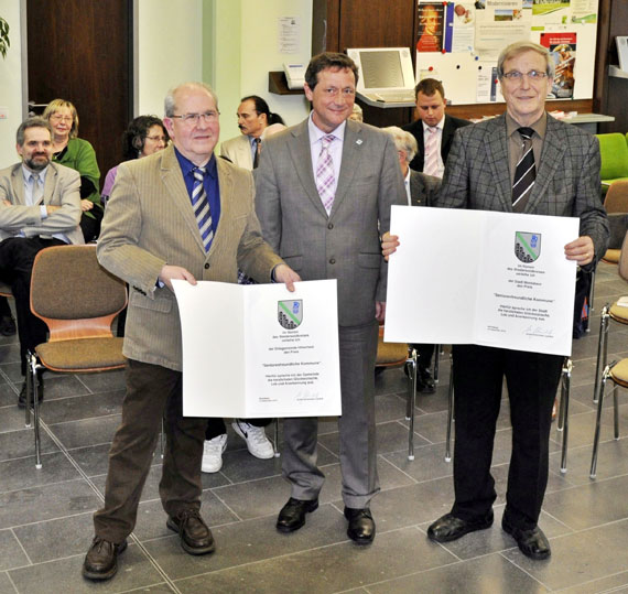 Stellvertretend für die Projekte in ihren Kommunen nahmen die Ortsbürgermeister Artur Breiden (links) und Stadtbürgermeister Klaus Mies (rechts) die Urkunden aus den Händen von Landrat Achim Schwickert entgegen. Foto: Runald Herbertz